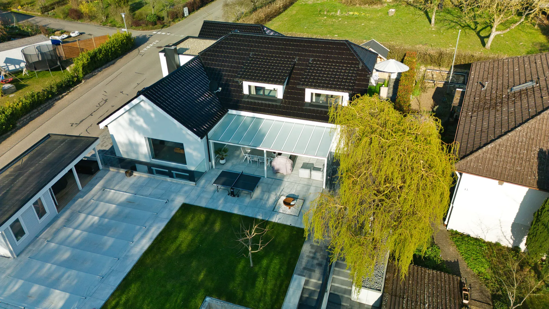 Luftaufnahme des Hauses mit Terrasse und Garten