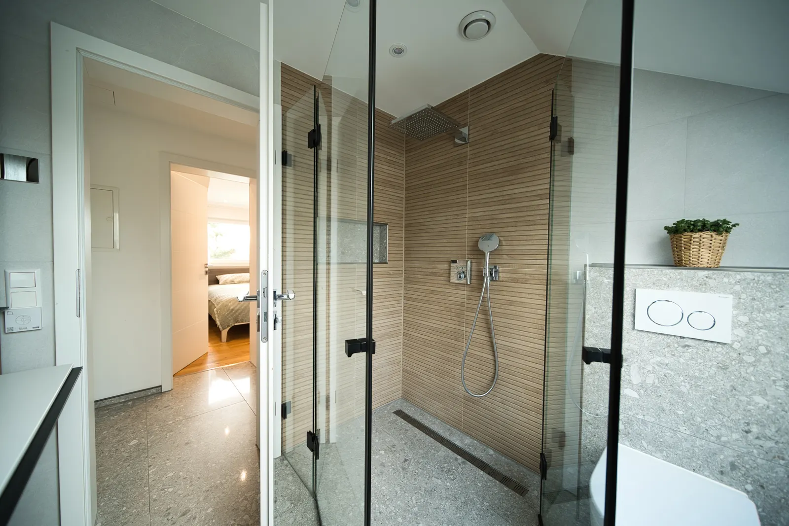 Designbad mit ebenerdiger Glasdusche